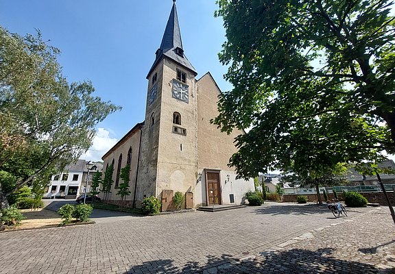 Neum_Dhron_Pfarrkirch_Maria_Himmelfahrt