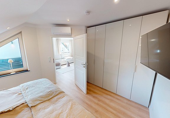 Separates Schlafzimmer mit Boxspringbett 180x200cm