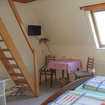 ZImmer mit Treppe zur Empore