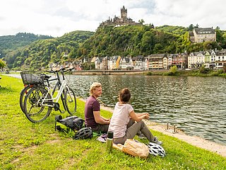Rast am Moselufer neben dem Mosel-Radweg bei Cochem