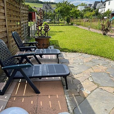 Liegestühle im Garten