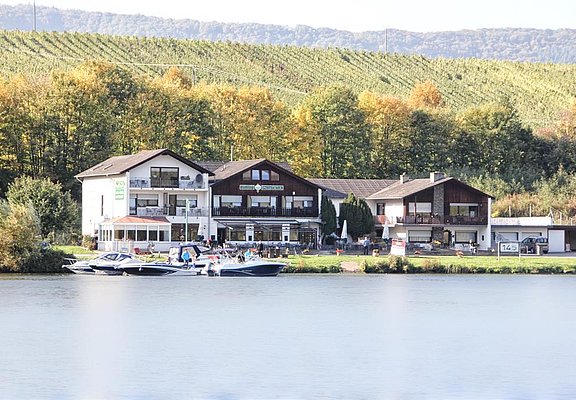Hotelansicht vom gegenüberliegenden Moselufer