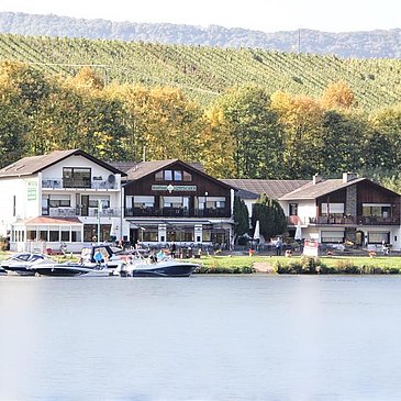 Hotelansicht vom gegenüberliegenden Moselufer