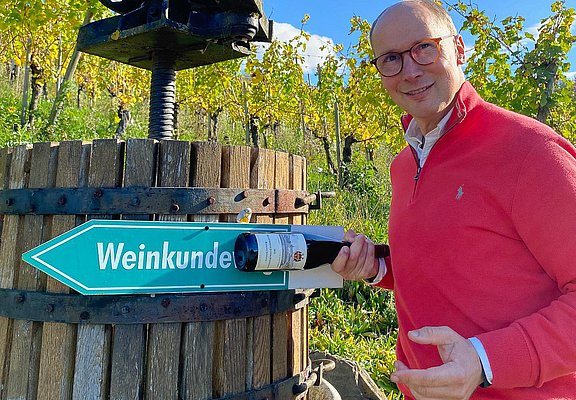 Stadtführer Sebastian Quint mit Weinkelter