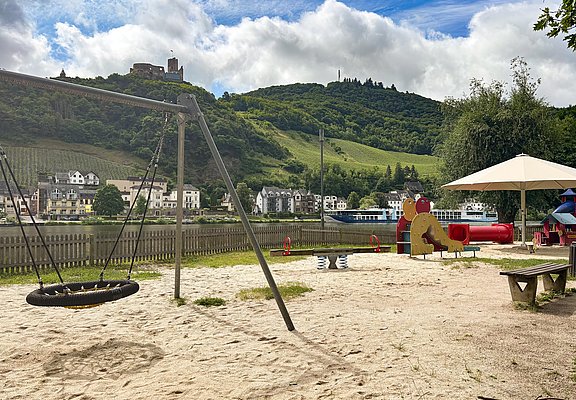 Schaukel mit Sandkasten