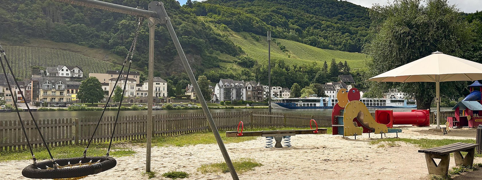 Schaukel mit Sandkasten