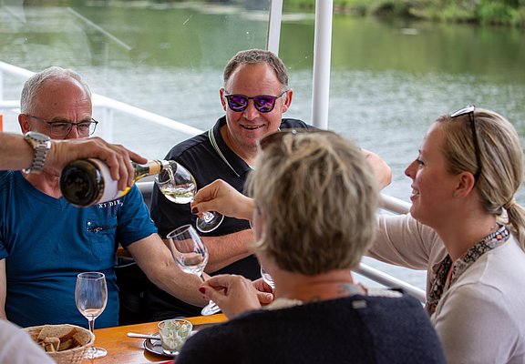 Weinprobe auf dem Schiff