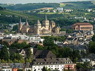 Blick vom Felsenweg auf die Trierer Altstadt mit Dom und Basilika