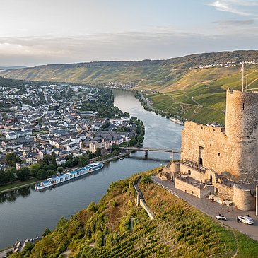 Blick auf die Burg Landshut und die Mosel bei Bernkastel-Kues