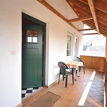 Eingang und überdachter Balkon