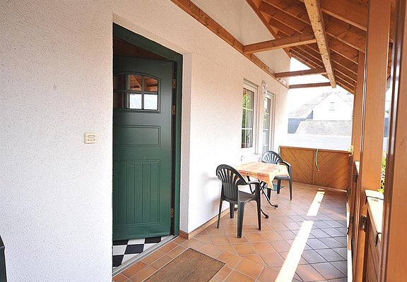 Eingang und überdachter Balkon
