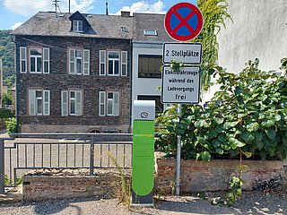 Neum_Dhron_E_Ladestation_Autos