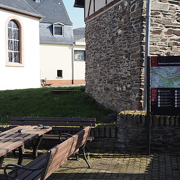Wandertafel und Rastmöglichkeit am Goldbrunnen in Andel