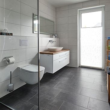 Badezimmer mit ebenerdiger Dusche