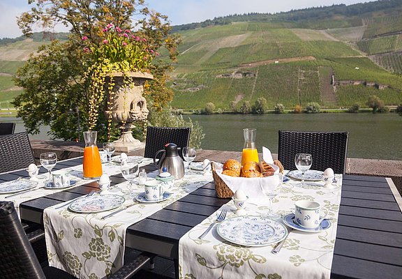 Schöne Aussicht beim Frühstück