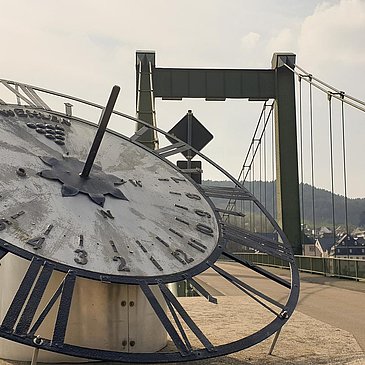 Sonnenuhr bei der Hängebrücke Wehlen