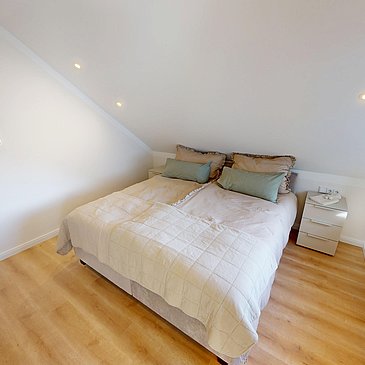 Separates Schlafzimmer mit Boxspringbett 180x200cm