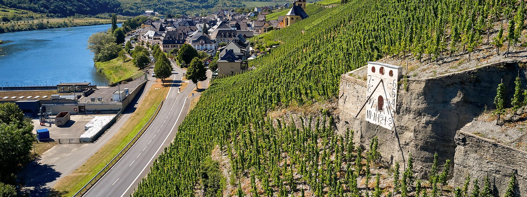 Sonnenuhr Zeltingen in den Moselweinbergen