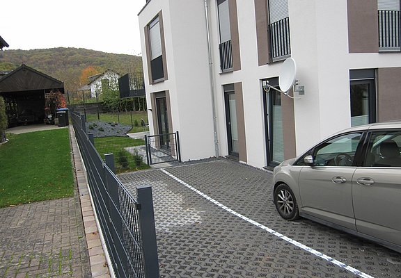 PKW-Einstellplatz rechts
